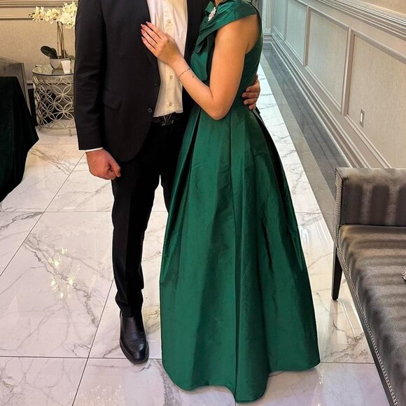 WORN ONLY ONCE FOR TWO HOURS. Green satin bow dress - Picture 3 of 4